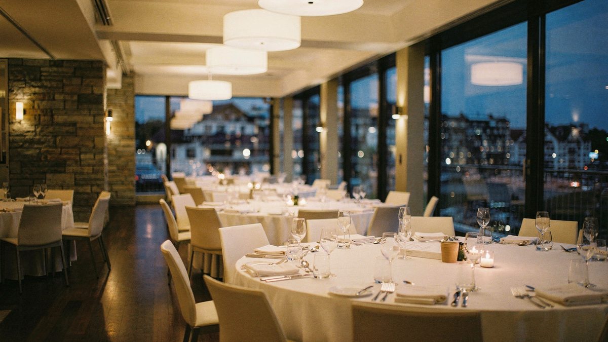 Eingedeckter Saal in einem Schweizer Veranstaltungsort in der Abenddämmerung